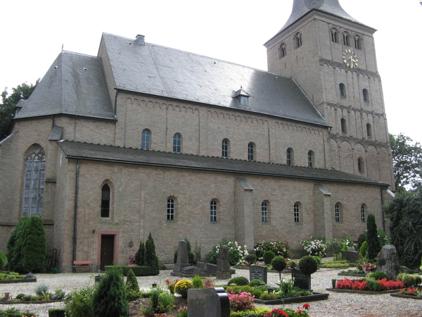 Kerk in Elten, de plaats was Duits toen Nederlands en nu weer Dui