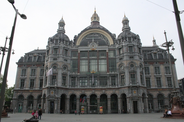 Het centraal station te Antwerpen (vertrekpunt)