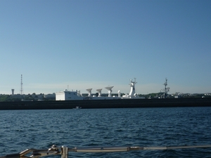 In het voorbij varen van de marine haven van Brest