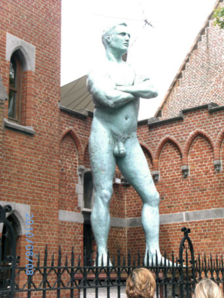 standbeeld aan oud gasthuis