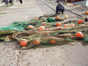 de vissers gaan de netten boeten