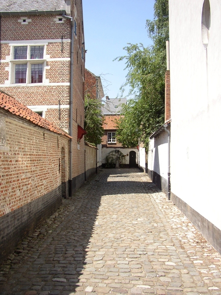 Een van de straatjes van het begijnhof te Lier. Het is niet klassiek rond een plein gebouwd, maar een echt mini stadje