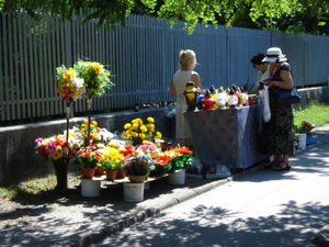 Bloemen verkoopster aan kerkhof