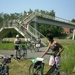 Met onze fietsen te voet over de brug