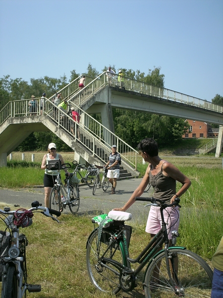 Met onze fietsen te voet over de brug