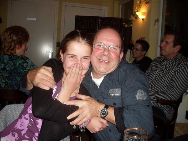 Sabrina en opa op de verjaardag van oma Lies nov. 2009