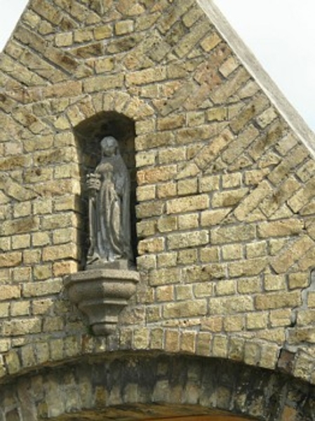 maria beeldje boven poortje