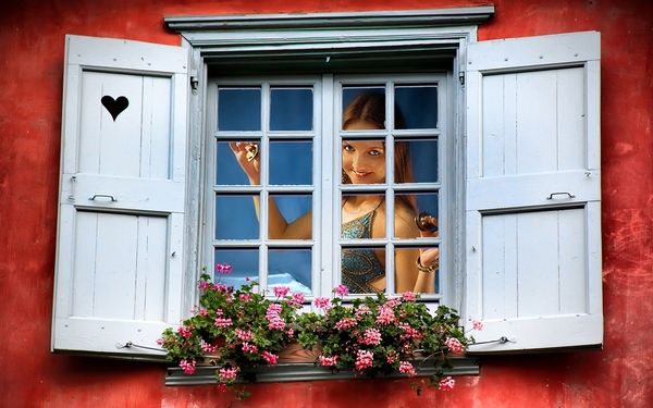 Meisje achter raam