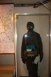 Een soldaat met uitrusting tegen een gasaanval