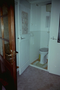 Ouderlijk huis op Terbregge Het toilet in de achterkamer