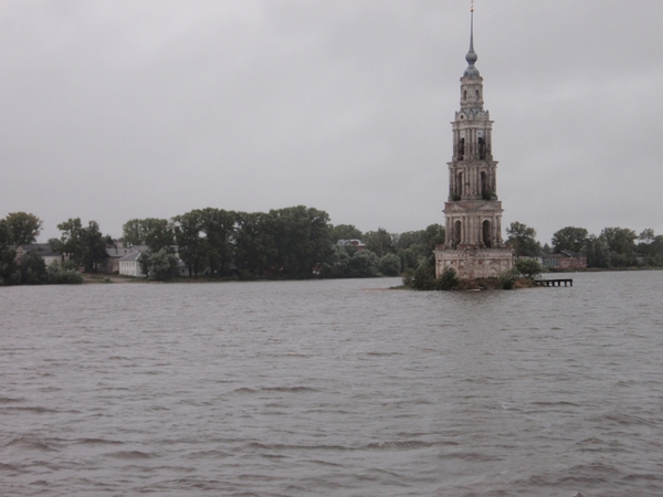 Toren van verdronken kerk in de Wolga