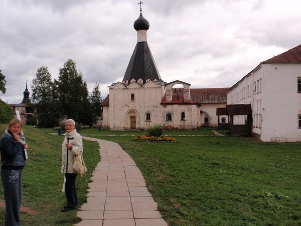Andere toren van klooster in Uglich