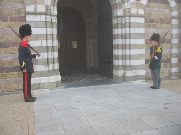 carabinier en grenadier in traditiekledij