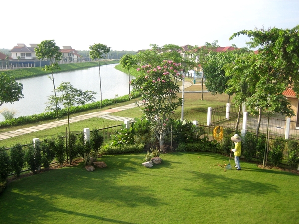 Bureau met zicht op tuin en lagune