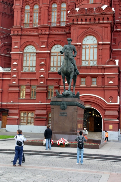Moskou - standbeeld maarschalk Joukov (historisch museum)