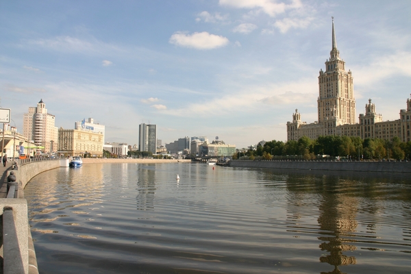 Moskvarivier en hotel Oekraiene