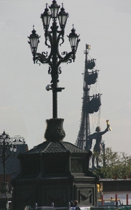 Straatlantaarn met op achtergrond monument Peter de Grote