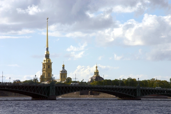 Een van de bruggen over de Neva die 's nachts opengaan