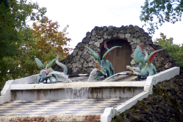 Schaakbordcascade met water spuwende draken