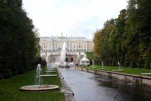 Peterhof - kanaal en paleis