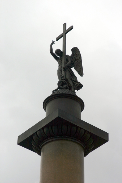 Engel op top Alexanderzuil (zuil: 47,5 m hoog)