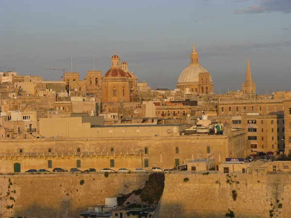 zicht op Malta bij binnenvaren