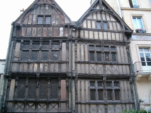 Nog enkele van de bewaard gebleven authentieke woningen te Caen