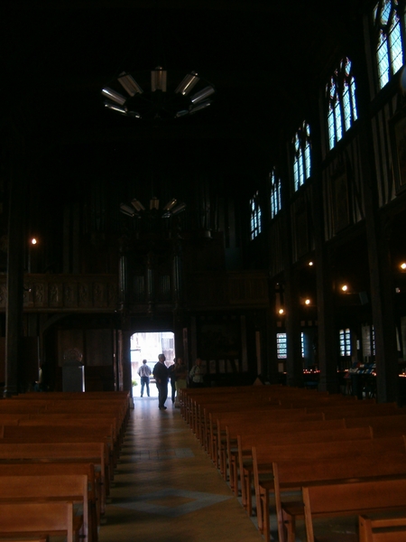 Het interieur van de ongelooflijk mooie houten kerk te Honfleur