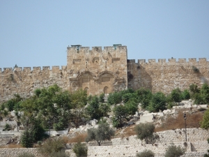 1b Jeruzalem _oude stadmuren, de gesloten gouden poort _P1060923
