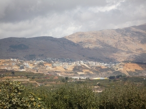 5c Golan hoogte _zicht op nederzetting en berg Hermon _P1070394