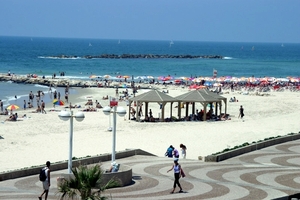 6g Tel Aviv _Het strand met de promenade op de voorgrond