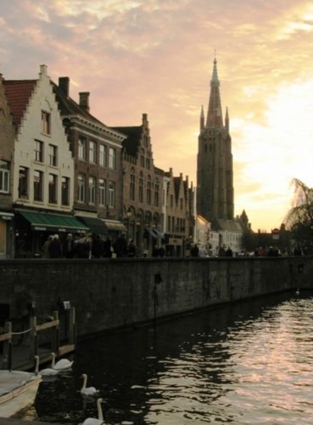 Brugge  De Dijver, met op de achtergrond de toren van de Onze-Lie