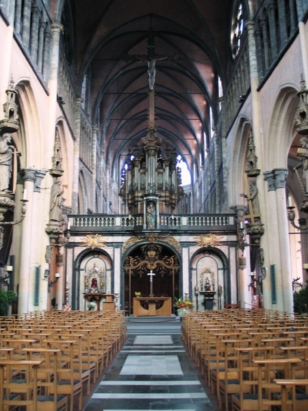 Brugge Onze-Lieve-Vrouwekerk, Het schip van de kerk met vooraan h