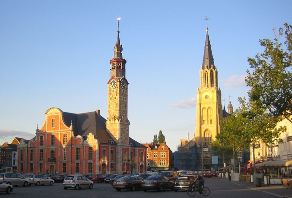 Sint-Truiden _stadhuis en Onze Lieve Vrouwekerk
