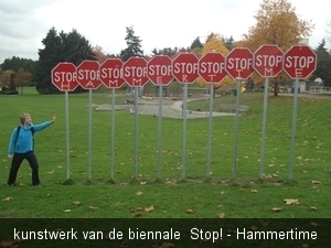 kunstwerk van de biennale  Stop! - Hammertime