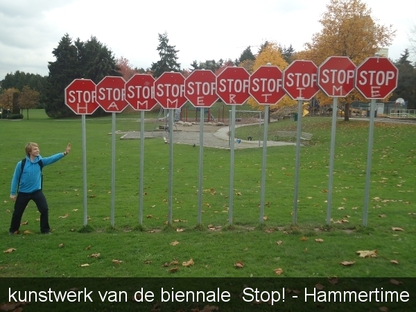 kunstwerk van de biennale  Stop! - Hammertime