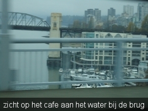 zicht op het cafe aan het water aan de brug