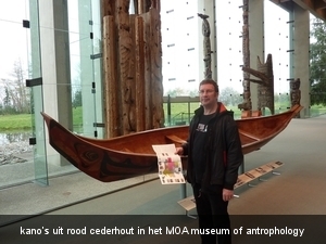 kano's uit rood cederhout in het MOA museum of antrophology