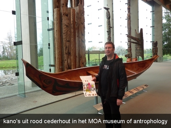 kano's uit rood cederhout in het MOA museum of antrophology