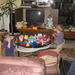 01) Kindjes aan de salontafel op 21 nov. 2010