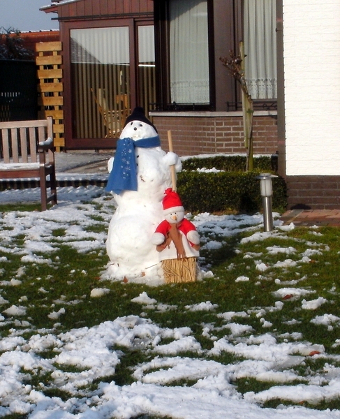 watervliet -eerste sneeuwman...