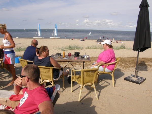 lekker genieten in de zon aan het strand