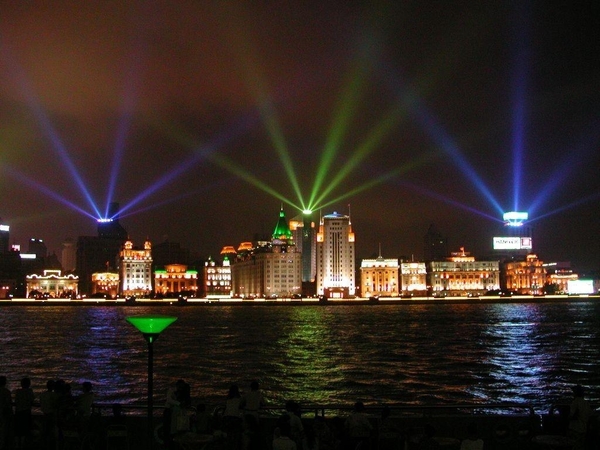 1 Shanghai _de bund vanaf de Huang Pu rivier bij avond