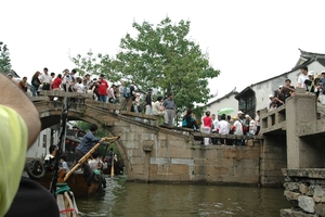 1b Zhouzhuang _boten onder brugje over kanaal