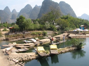 2 Yangshuo_ karstformaties en boten op de Yulong-rivier 2
