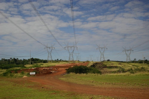 2 Itaipu electriciteitcentrale_hoogspanningsleidingen
