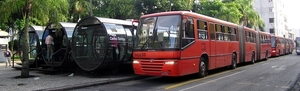 3 Curitiba_bushalte met dubbelgelede bussen _w