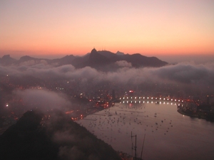 5 Rio de Janeiro_suikerbroodberg_zicht op de stad bij avond