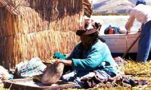 8TIUR IN Titicaca uros Vrouw maakt eten