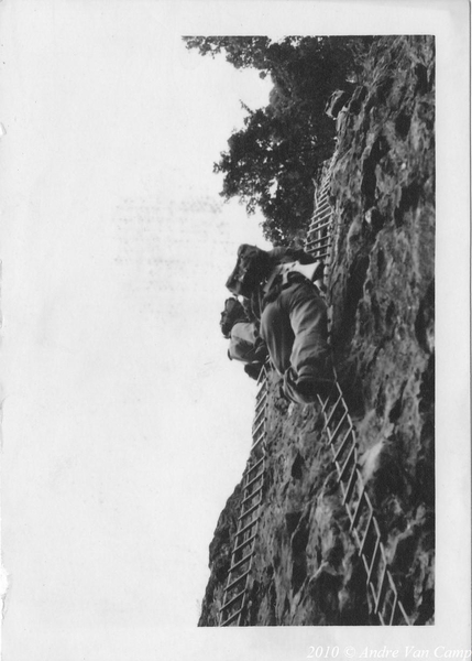 1966-09-25 Rotsbeklimming met ladder2